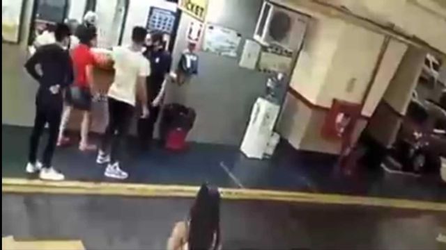 un joven le pegó y dejó inconsciente a un playero de un estacionamiento porque encontró el auto rayado 20211125