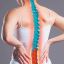 Los enemigos de la columna son el sedentarismo, los acortamientos musculares, la debilidad abdominal y el estrés. El yoga se ocupa de todos ellos