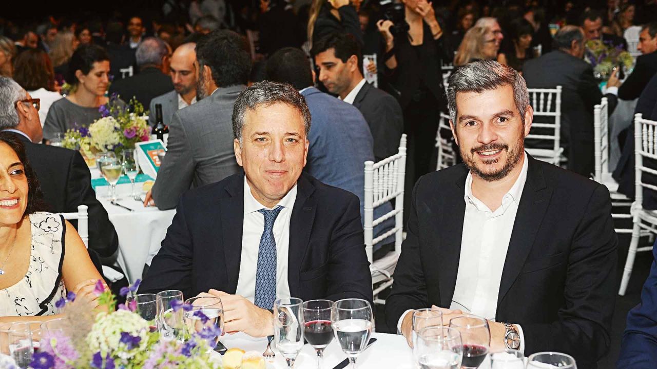 El duo Nicolás Dujovne y Marcos Peña cuando ambos estaban en el Gobierno de Macri. | Foto:Cedoc.