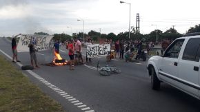 Familiares y amigos de Agustín Flores, el chico asesinado en un barrio de Luján, cortaron el Acceso Oeste para pedir justicia en el caso.