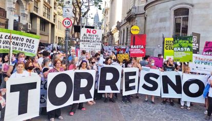 Protesta. Agrupaciones de vecinos reclamaron ayer frente a la Legislatura.