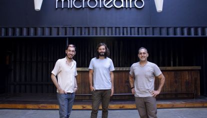 HACEDORES. (De izquierda a derecha) Agustín Bazán (producción ejecutiva), Emilio Bruno (socio) y Marcelo Arbach (producción artística), los responsables de Microteatro.