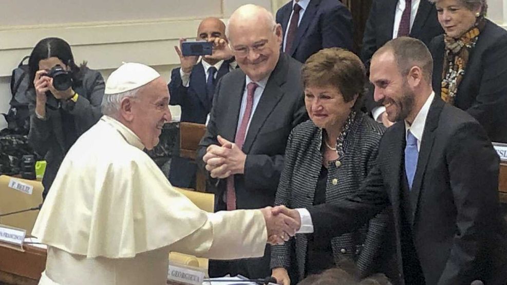 El Papa junto a Martín Guzmán y la la titular del FMI, Kristalina Giorgeva, en el Vaticano, en febrero de 2020.