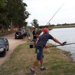 Quequén tiene playa, río, escollera y hasta concursos para disfrutar de la pesca deportiva.