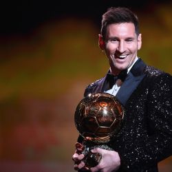 Lionel Messi recibió su séptimo Balón de Oro en París y estiró la ventaja como el máximo vencedor histórico del premio al mejor futbolista del mundo. | Foto:FRANCK FIFE / AFP