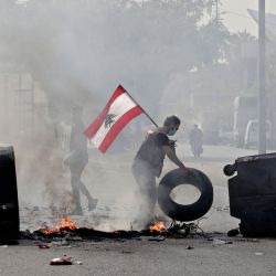 Manifestantes libaneses bloquean una carretera durante una protesta en la capital, Beirut, mientras el país lucha contra una profunda crisis económica. | Foto:Anwar Amro / AFP
