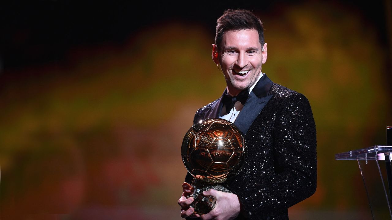 Lionel Messi recibió su séptimo Balón de Oro en París y estiró la ventaja como el máximo vencedor histórico del premio al mejor futbolista del mundo. | Foto:FRANCK FIFE / AFP