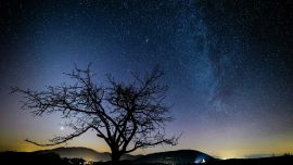 Su masa es igual a la de nueve soles.