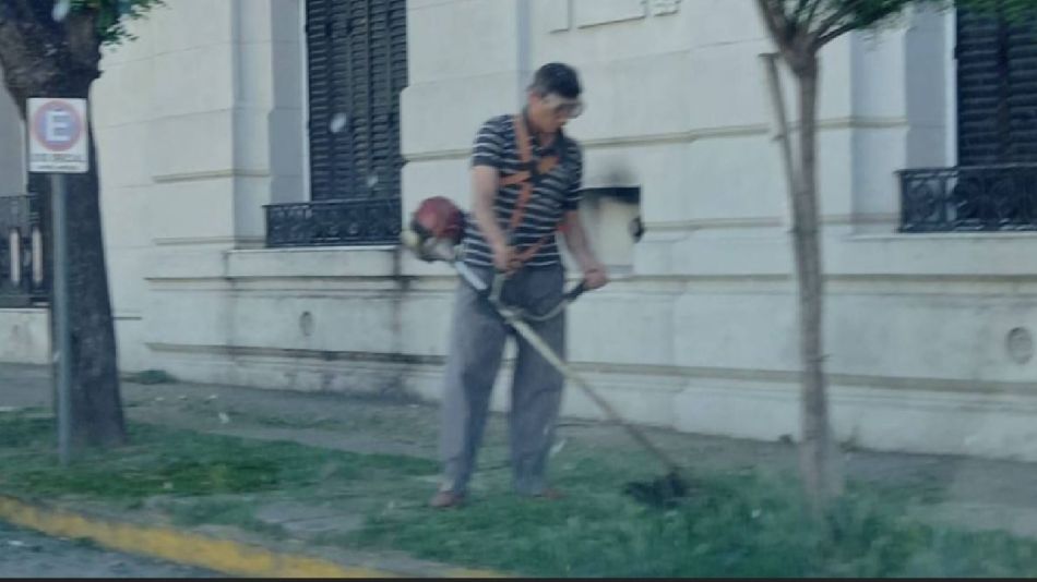 Un intendente salió a cortar el pasto y a recoger la basura del municipio