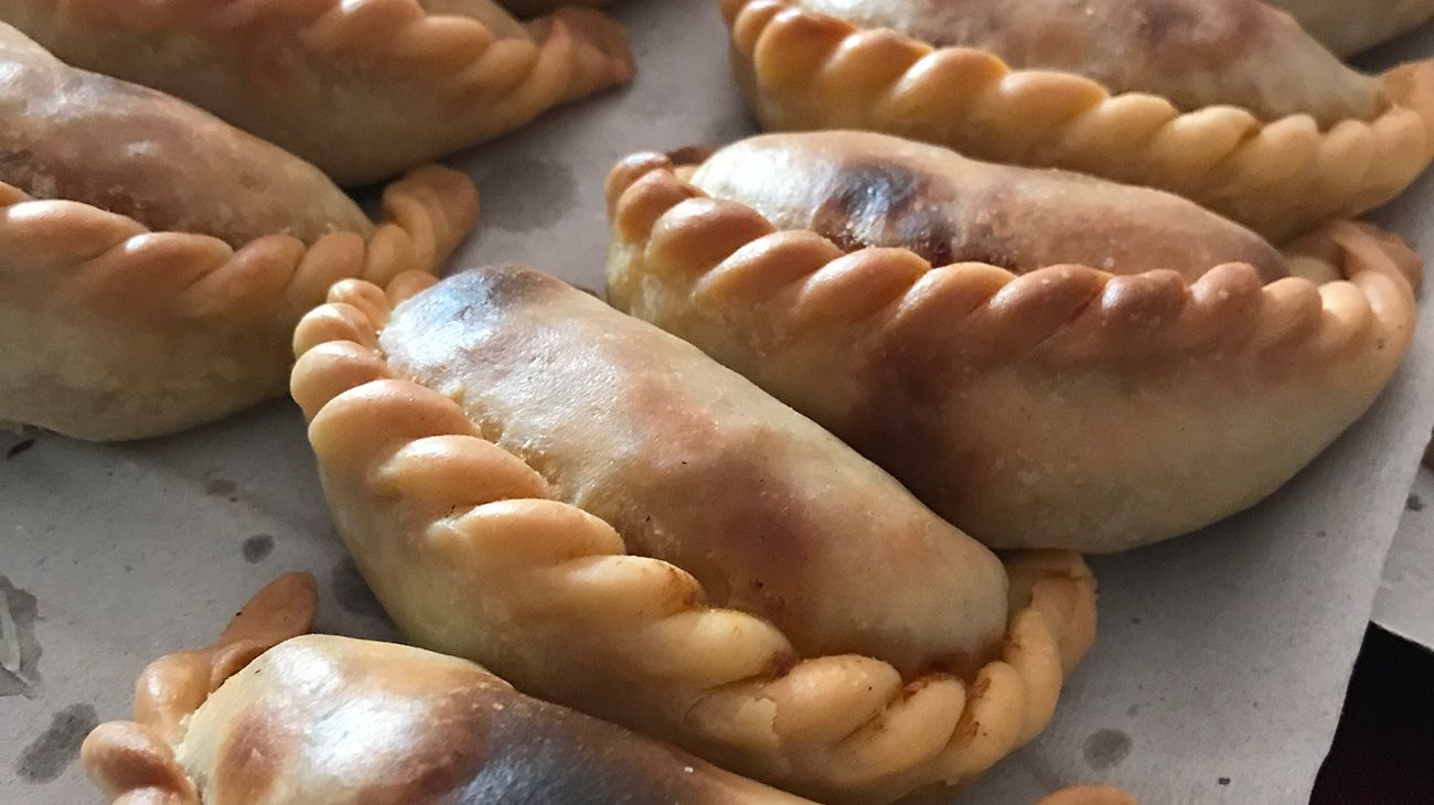 Empanada tucumana de matambre cortado a cuchillo.