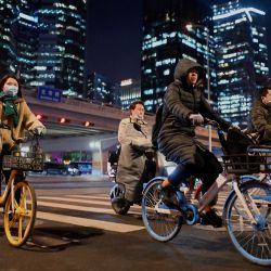 Personas circulan en bicicleta por una calle de Pekín. | Foto:Noel Celis / AFP