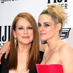 Julianne Moore y Kristen Stewart asisten a los Premios Gotham 2021 presentados por el Instituto de Cine y Medios de Comunicación de Gotham en Cipriani Wall Street en la ciudad de Nueva York. | Foto:Dia Dipasupil/Getty Images/AFP