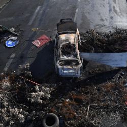 Una imagen muestra un coche quemado en un bloqueo de carreteras en Le Lamentin, en la isla caribeña francesa de Martinica, tras días de violentas protestas provocadas por las restricciones de la vacuna Covid-19 y las reivindicaciones sociales. | Foto:ALAIN JOCARD / AFP