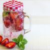 mineral-water-with-strawberries-gaffdbaa4a-1280