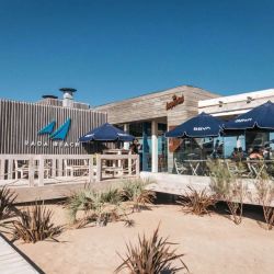 Para enriquecer la experiencia, el balneario cuenta con el exclusivo restaurante Rada Beach.