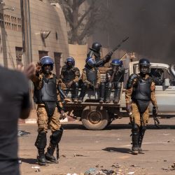Un manifestante se enfrenta a las fuerzas de seguridad durante una manifestación en Uagadugú, Burkina Faso. | Foto:OLYMPIA DE MAISMONT / AFP