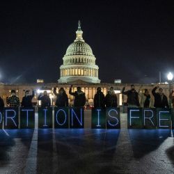 Activistas sostienen una brigada de luz que insta al "aborto es esencial" en el Capitolio de los Estados Unidos en Washington, DC. | Foto:Tasos Katopodis/Getty Images for UltraViolet/AFP
