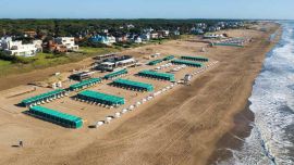 El parador se encuentra retirado del centro, en un enclave más calmo de la costa de Pinamar.