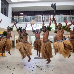 Bailarinas tradicionales con faldas de hierba dan la bienvenida a los veraneantes en Nadi, ya que Fiyi abre sus fronteras a los viajeros internacionales por primera vez desde que la pandemia del virus Covid-19 arrasó el mundo y devastó su economía dependiente del turismo. | Foto:LEON LORD / AFP