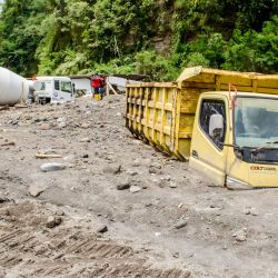 Camiones pertenecientes a mineros de arena enterrados por la ceniza volcánica después de que las fuertes lluvias desplazaran la ceniza de las laderas del volcán Merapi de Indonesia, en Magelang. | Foto:AGUNG SUPRIYANTO / AFP