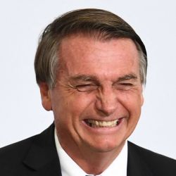 El presidente brasileño Jair Bolsonaro se ríe durante el anuncio de la ampliación de los programas sociales para la población de bajos ingresos, en el Palacio de Planalto en Brasilia. | Foto:EVARISTO SA / AFP