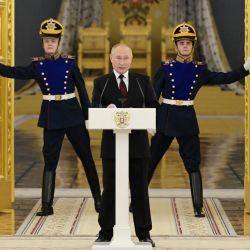 El presidente ruso Vladimir Putin pronuncia un discurso durante una ceremonia para recibir las credenciales de los embajadores extranjeros recién nombrados en el Salón Alexander del Kremlin en Moscú. | Foto:GRIGORY SYSOYEV / SPUTNIK / AFP