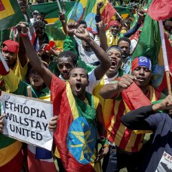 Etíopes residentes en Sudáfrica gritan consignas durante una protesta ante la embajada de Estados Unidos en Pretoria, contra la supuesta injerencia extranjera en Etiopía. | Foto:LUCA SOLA / AFP