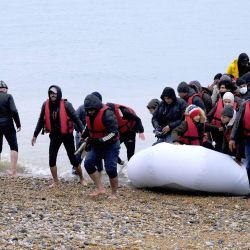 Imagen de migrantes desembarcando en una playa, en Dungeness, Reino Unido. | Foto:Xinhua/Steve Finn