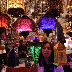 Los visitantes observan las lamparas expuestas en la Exposición Comercial Internacional de Punjab en Amritsar. | Foto:NARINDER NANU / AFP