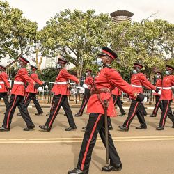 Oficiales militares llegan para formar una guardia de honor antes de la llegada del Presidente de Kenia para el discurso del Estado en los edificios del parlamento en Nairobi. | Foto:Simon Maina / AFP