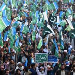 Simpatizantes del partido político islámico Jamaat-e-Islami sostienen las banderas de su partido durante una manifestación de protesta contra la inflación y el desempleo en Islamabad. | Foto:AAMIR QURESHI / AFP