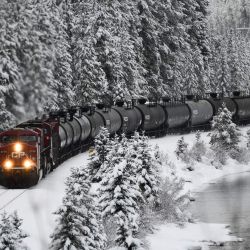 Una locomotora del ferrocarril Canadian Pacific tira de los vagones hacia el este a lo largo de una línea ferroviaria más allá de la Curva de Morant, cerca del Lago Louise en el Parque Nacional de Banff, Alberta, Canadá. | Foto:PATRICK T. FALLON / AFP