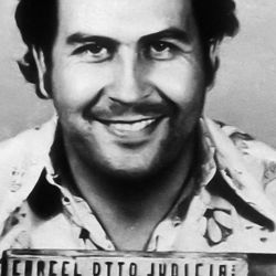 EL 2 de diciembre de 1993 el narcotraficante Pablo Escobar es abatido por la policía colombiana.