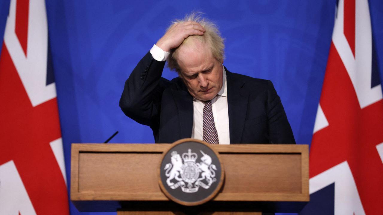 El primer ministro británico, Boris Johnson, gesticula mientras asiste a una reunión informativa con los medios de comunicación sobre la última actualización del Covid-19 en la sala de reuniones de Downing Street, en el centro de Londres. | Foto:Hollie Adams / POOL / AFP