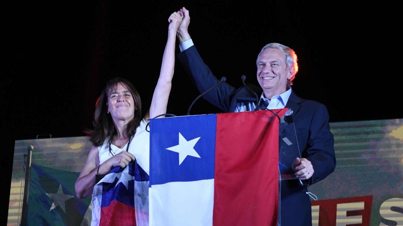 Kast, ganador en la primera vuelta en Chile, y Boric, el candidato de la izquierda, en dos extremos opuestos del espectro político. Ninguno representa a las grandes fuerzas. | Foto:cedoc