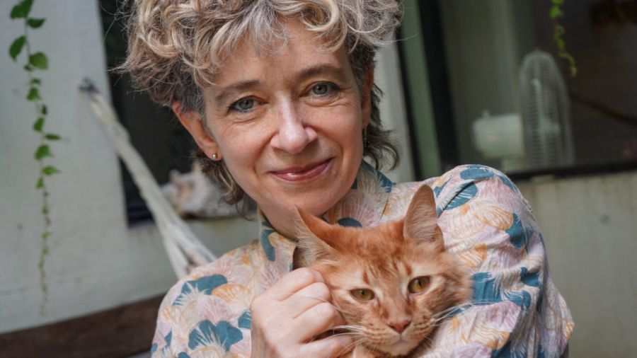 Con un marcado discurso poético, la autora va entrelazando las historias en las que, además, aborda la figura de la mujer en uno y otro tiempo