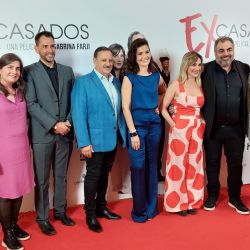 El elenco de Ex Casados posó junto al Gobernador de La Rioja y otros funcionarios durante la avant premiere de la película argentina rodada en Chañarmuyo.