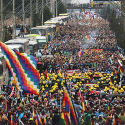 Manifestantes participan en una marcha de apoyo al gobierno boliviano en El Alto, mientras se dirigen a La Paz. | Foto:LUIS GANDARILLAS / AFP