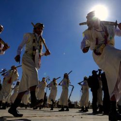 Hombres yemeníes vestidos con trajes tradicionales asisten a una boda masiva para 1000 parejas organizada por la autoridad Zakat, en la capital de Yemen, Saná. | Foto:MOHAMMED HUWAIS / AFP