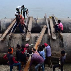 Trabajadores instalan un puente sobre las aguas del río Ganges en Allahabad como parte de los preparativos antes del festival hindú Magh Mela. | Foto:SANJAY KANOJIA / AFP