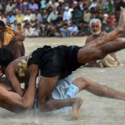 Luchadores compiten durante una lucha tradicional Sindhi Malakhra durante un torneo local en la ciudad portuaria paquistaní de Karachi. | Foto:RIZWAN TABASSUM / AFP
