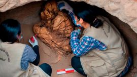 La momia se encontraba con el cuerpo atado y las manos tapando su cara.as