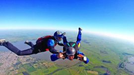 La mayoría de las personas a bordo notaron que algo no estaba bien en el avión, por lo que decidieron saltar.