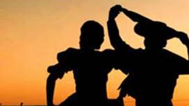 En su vestido liviano de color aguamarina, dio tres saltitos descalza, surgió del gentío y quedó definida.