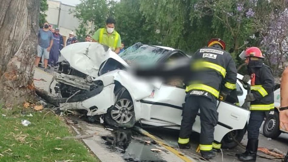 En el automóvil que se estrelló contra un árbol en la rotonda de 120 y 32 viajaban tres policías, dos de ellos murieron.