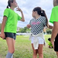 Allegra Cubero debutó en una cancha de fútbol y Nicole Neumann la alentó desde la tribuna