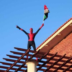 Un manifestante sudanés vestido como Spiderman ondea una bandera nacional desde un balcón durante un mitin en la calle 60 en la capital, Jartum, para protestar por un acuerdo que vio al Primer Ministro reinstalado después de su derrocamiento en un golpe militar en octubre. | Foto:AFP