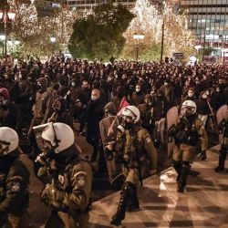 Manifestantes marchan flanqueados por la policía antidisturbios en el centro de Atenas, durante una manifestación de jóvenes contra la represión policial, en el que se marcó el asesinato policial de un adolescente en 2008. | Foto:AFP