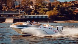 Posee además plataformas de grandes dimensiones integradas al casco.