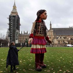 La pequeña Amal, una marioneta gigante que representa a una niña refugiada siria, llega a la Plaza del Parlamento frente a la Cámara de los Comunes durante una manifestación previa al proyecto de ley de nacionalidad y fronteras del gobierno. ADRIAN DENNIS  | Foto:AFP